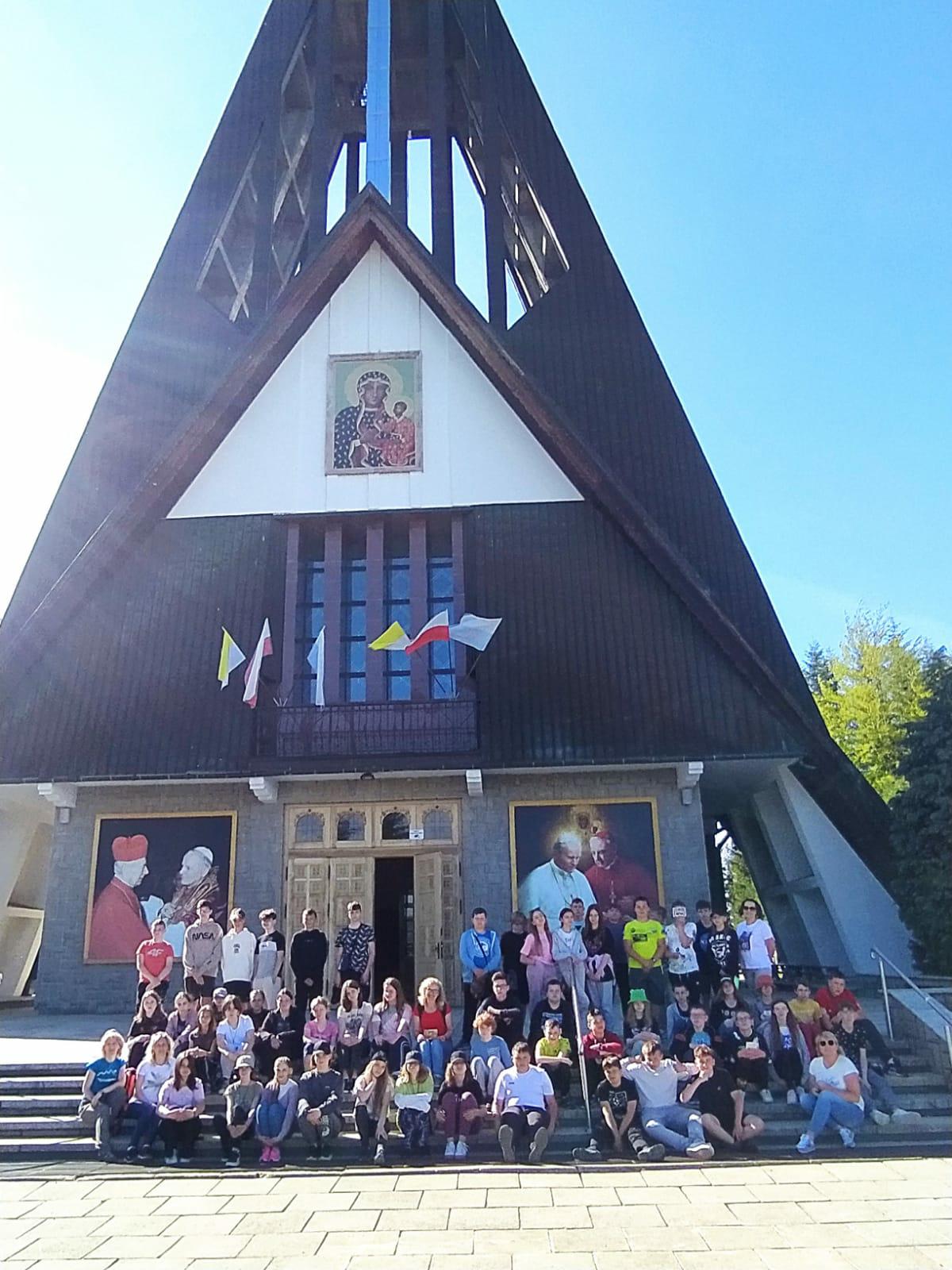 Uczniowie i nauczyciele na schodach przez Sanktuarium pod wez. Matki Boskiej Jasnogórskiej - parafia ojców Paulinów na Bachledówce 