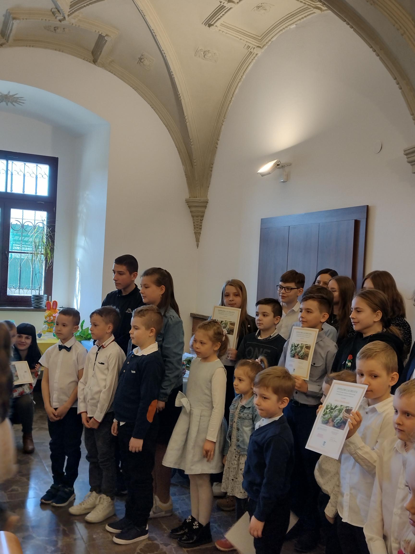 Dzieci ze szkół podstawowych z dyplomami - laureaci Wojewódzkiego Konkursu Wielkanocnego "Wyobraźnia ukryta w pisance"