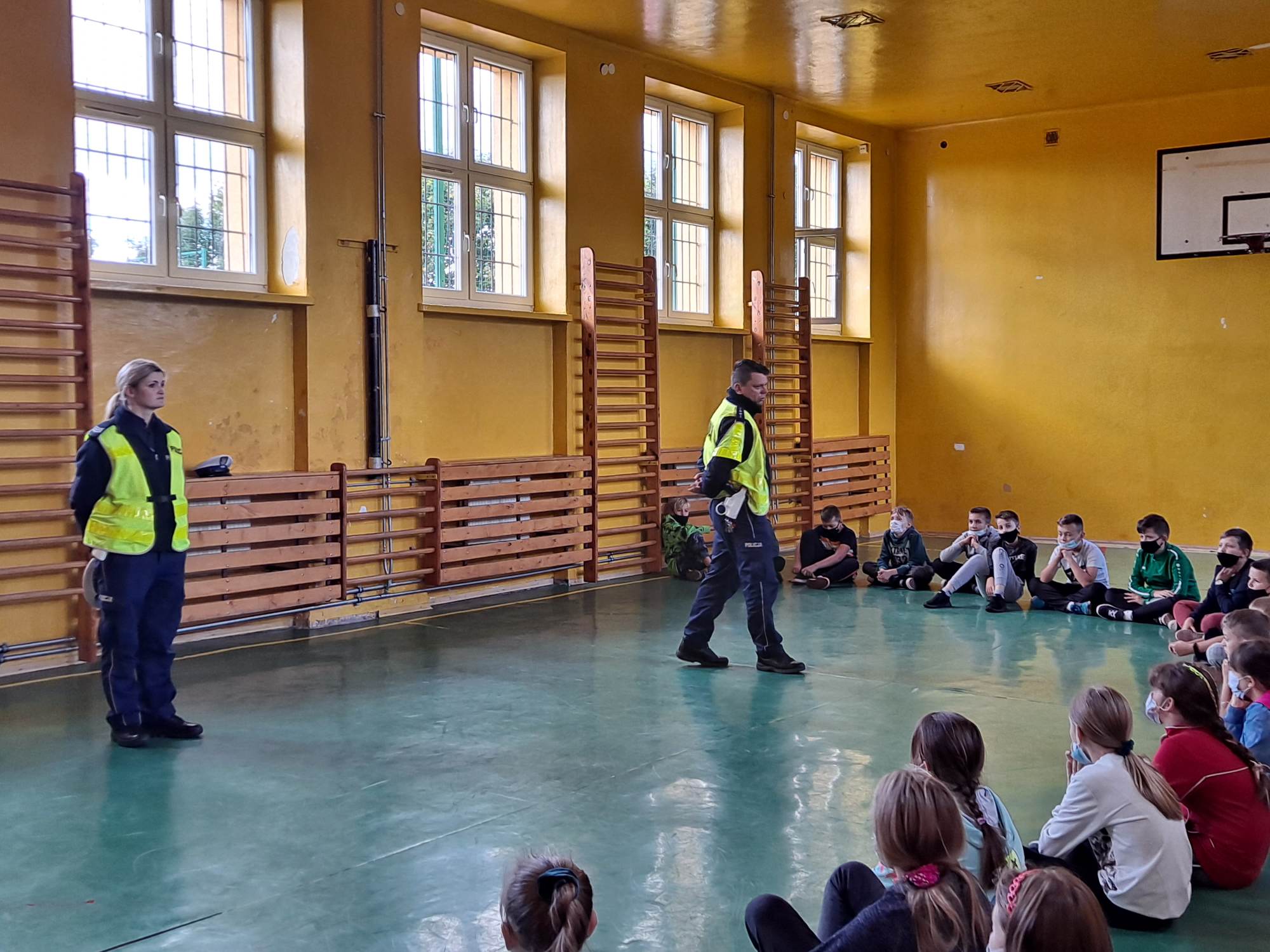 Spotkanie uczniów z policjantami ruchu drogowego w sali gimnastycznej szkoły