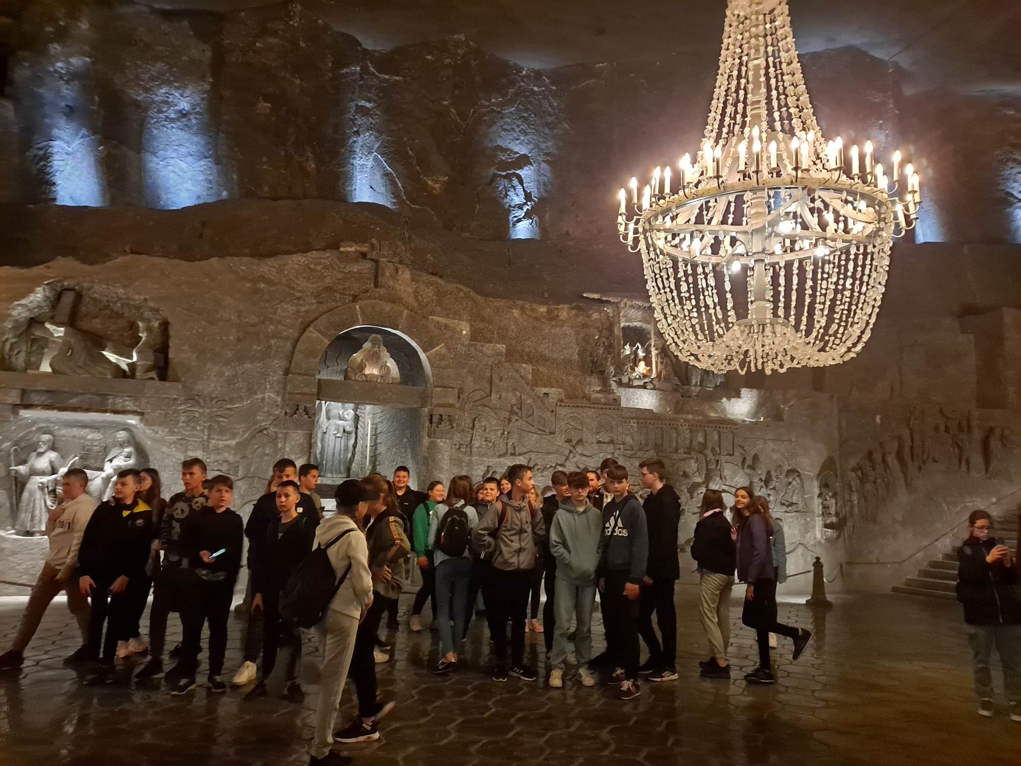 Uczniowie zwiedzają kaplicę świętej.Kingi - największą kaplicę w kopalni soli w Wieliczce.