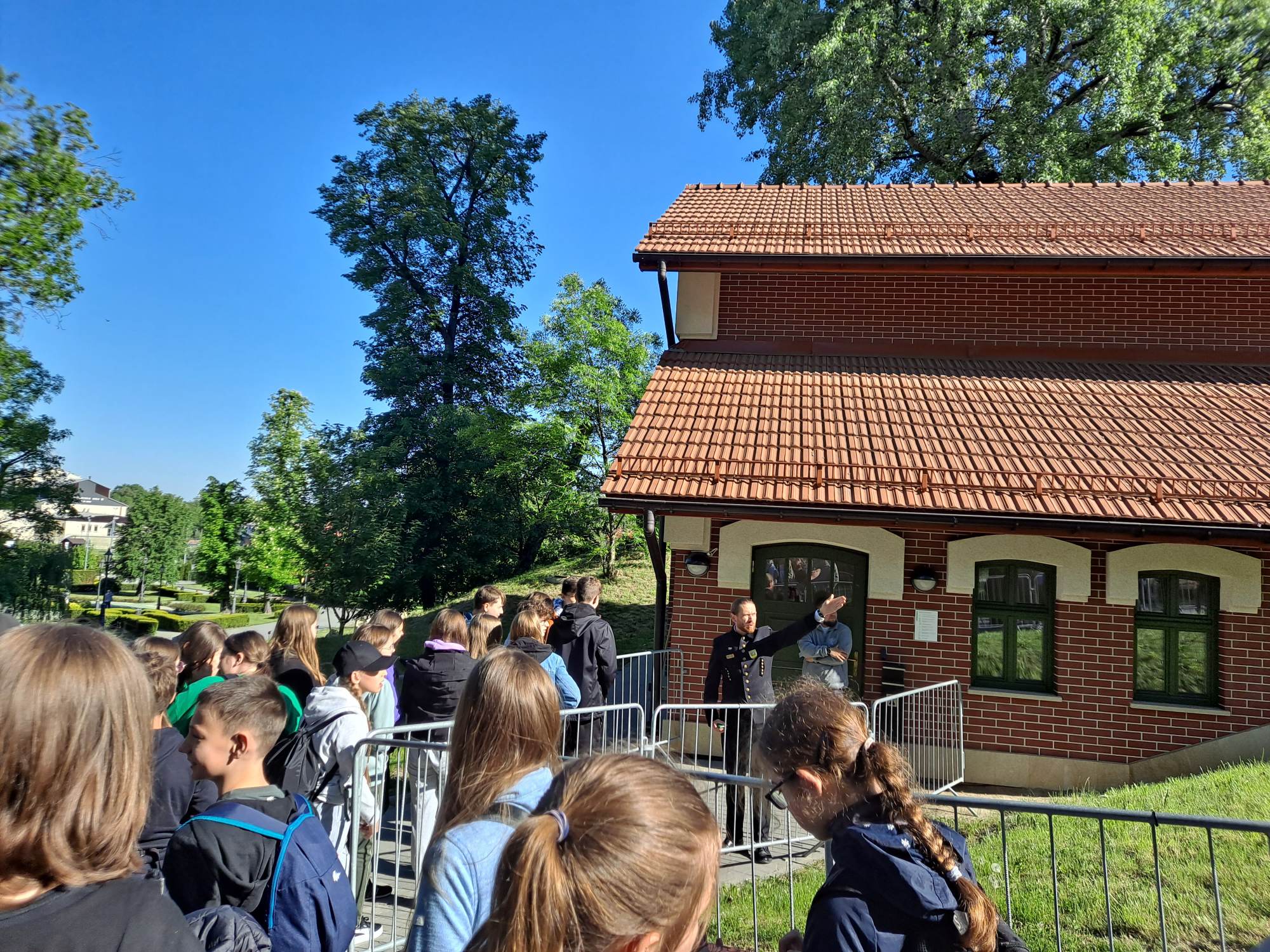 Uczniowie pod opieką przewodnika przed wejściem do szybu gnacego Jana Paderewskiego. w kopalni soli w Wieliczce.