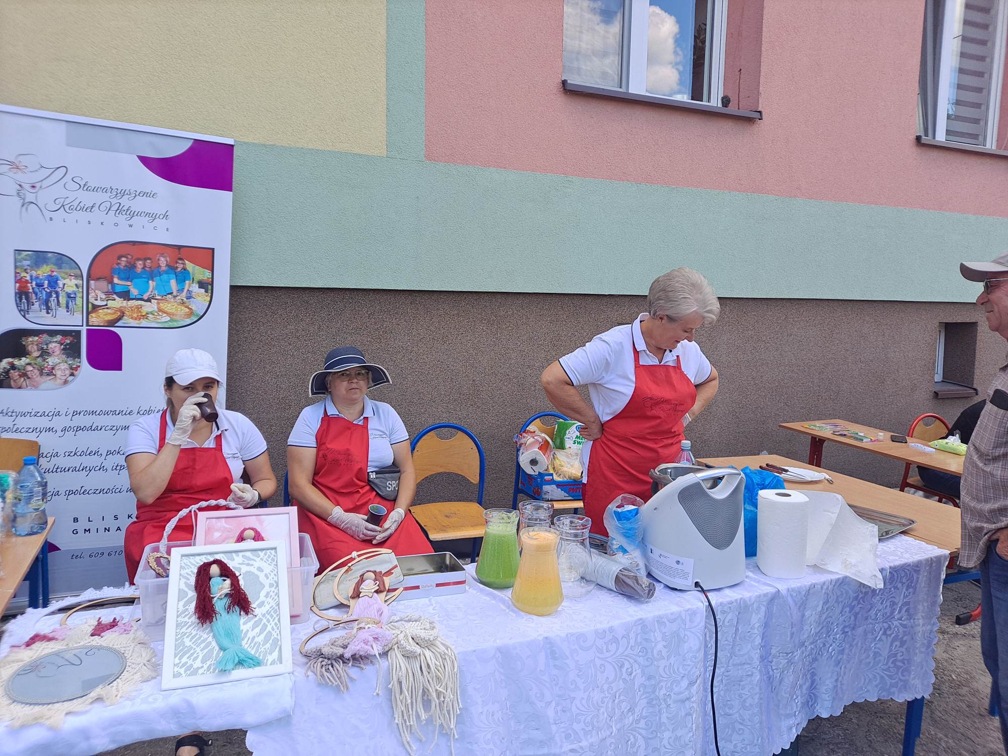 Koło Kobiet Aktywnych w Bliskowicach serwuje soki ze świeżych owoców poczasna Dnia Rodziny 2022