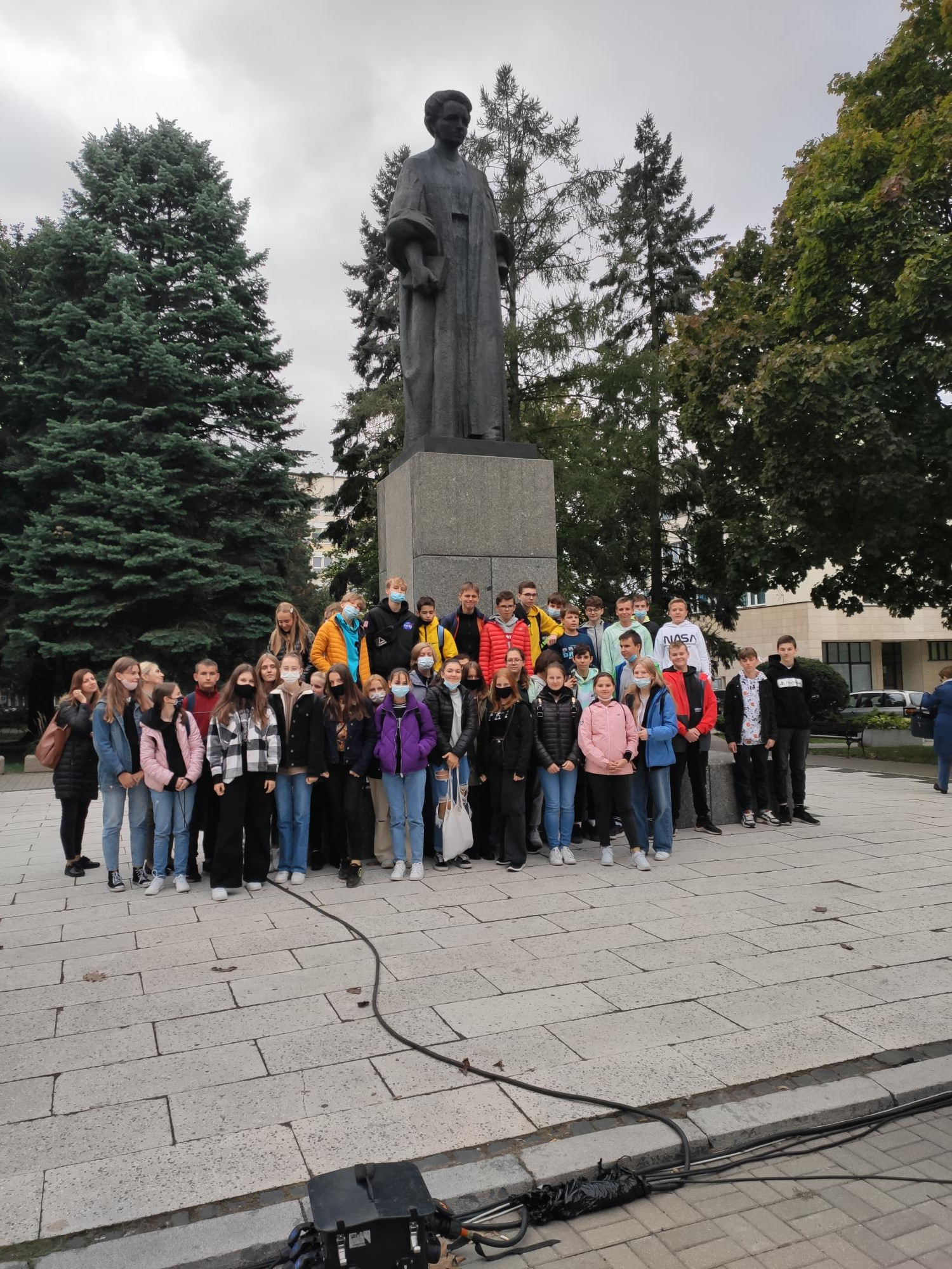 Uczniowie pod pomnikiem Marii Curie- Skłodowskiej