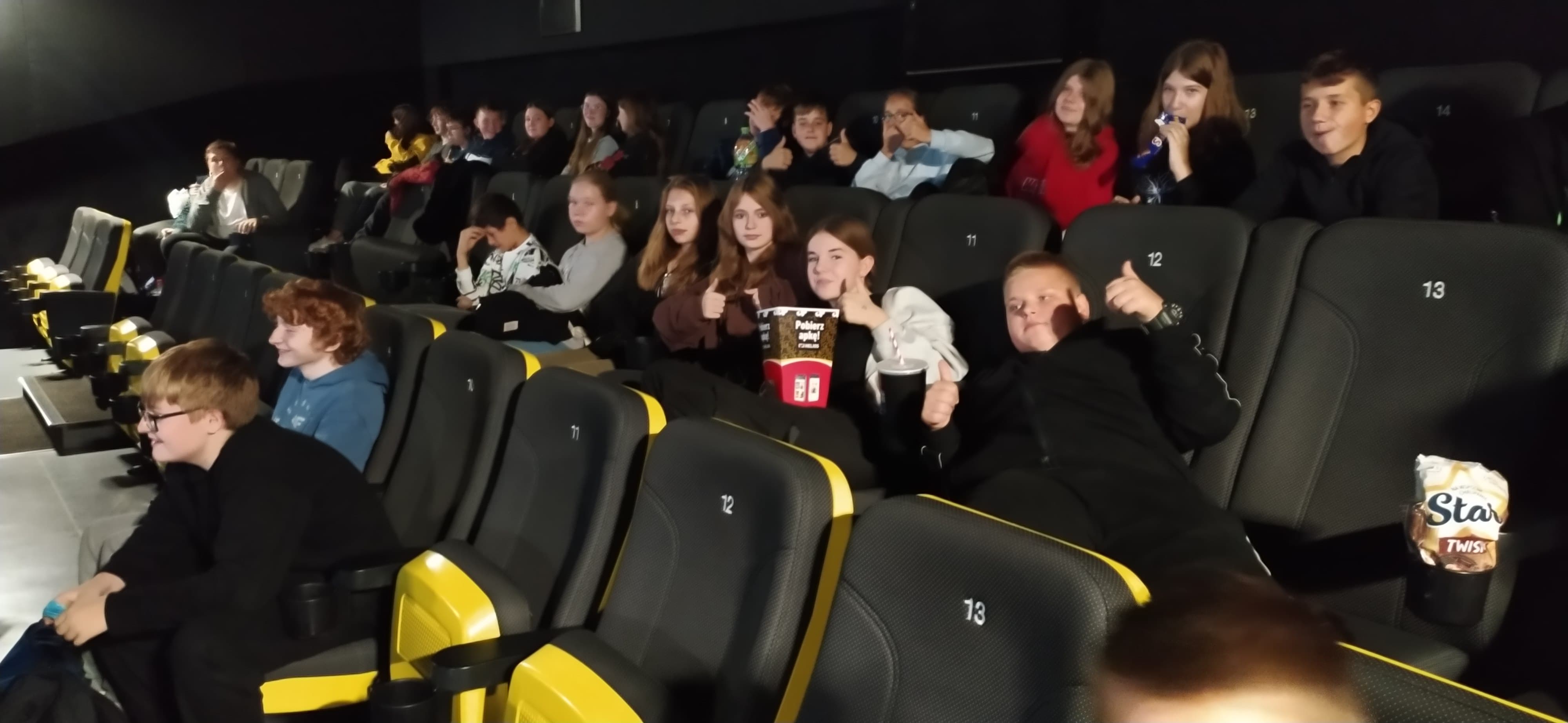 Uczniowie w sali kinowej