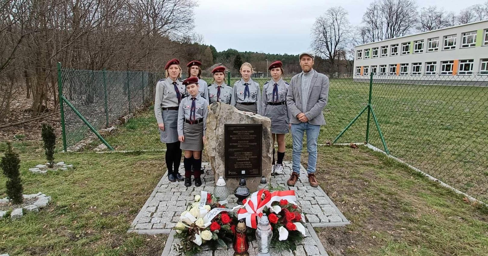 Patrol harcerek przy pominiku z tablicą umpamiętniającą Polaków ratujących Żydów pod okupacją niemiecką - miejsce pamięci w Opoce Dużej