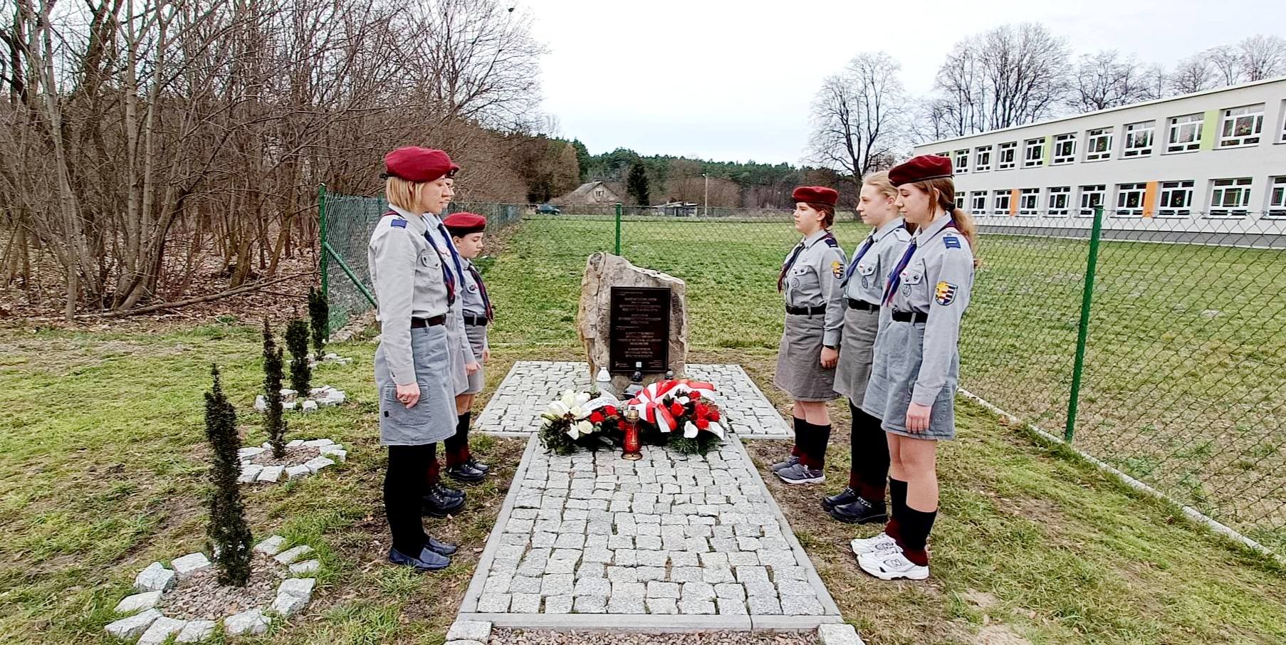 Uczczenie minutą ciszy rodziny Likosów i innych Polaków zamordowanych za pomoc ludności żydowskiej w czasie II wojny światowej - miejsce pamięci w Opoce Dużej