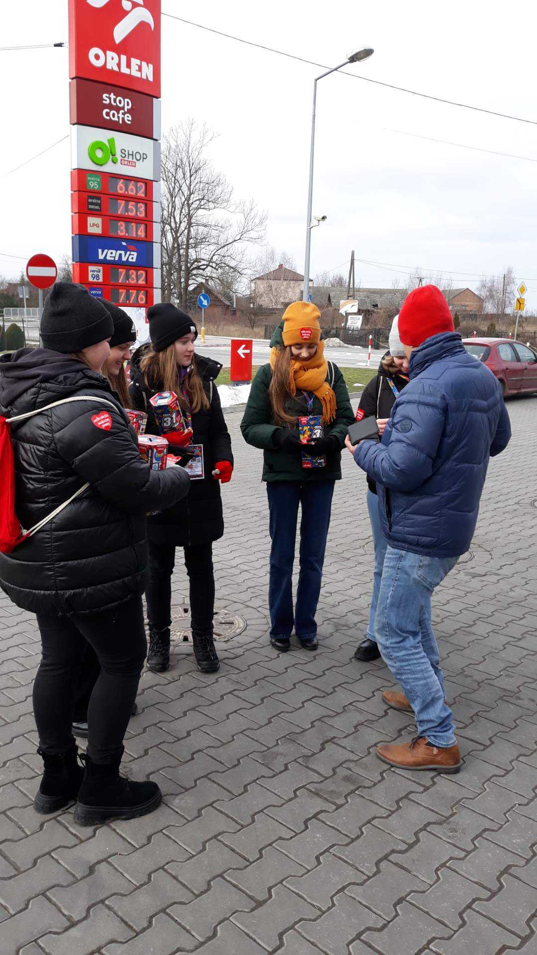Wolontariusze 31.finału WOŚP kwestują przy stacji paliw Orlen