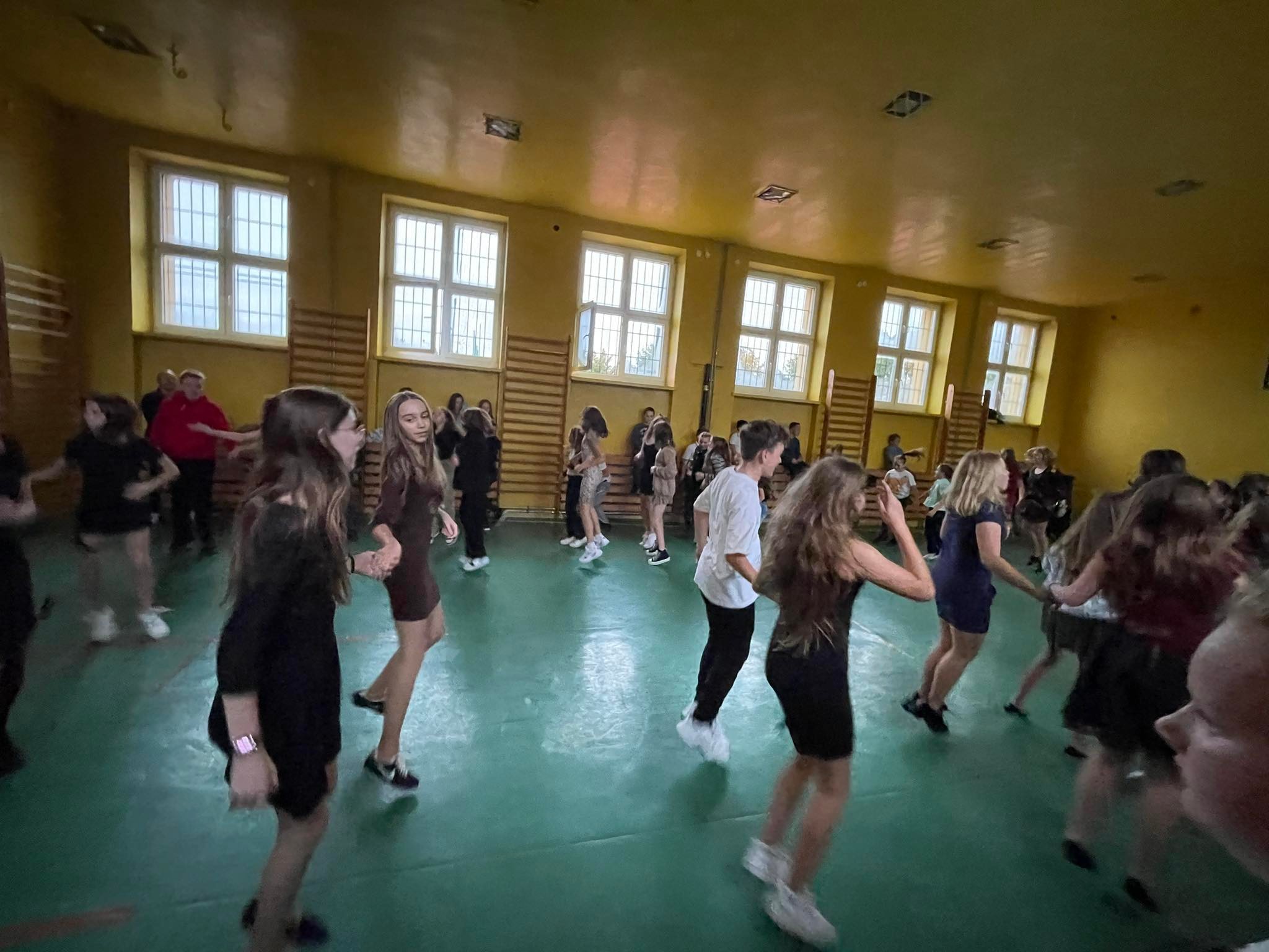 Taniec BELGIJKA w wykonaniu uczniów. 