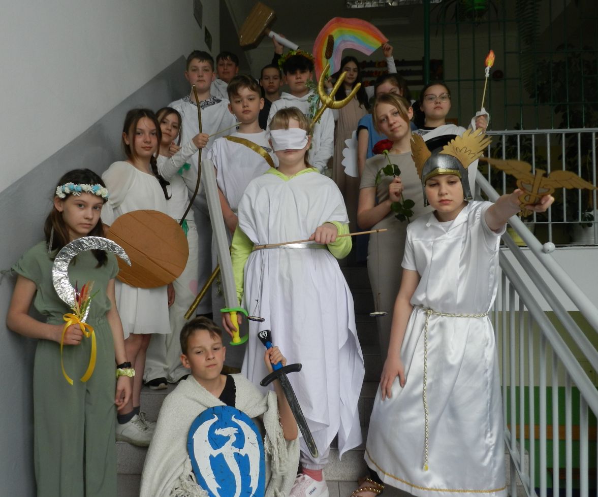 Uczniowie klasy Vb jako bogowie greccy