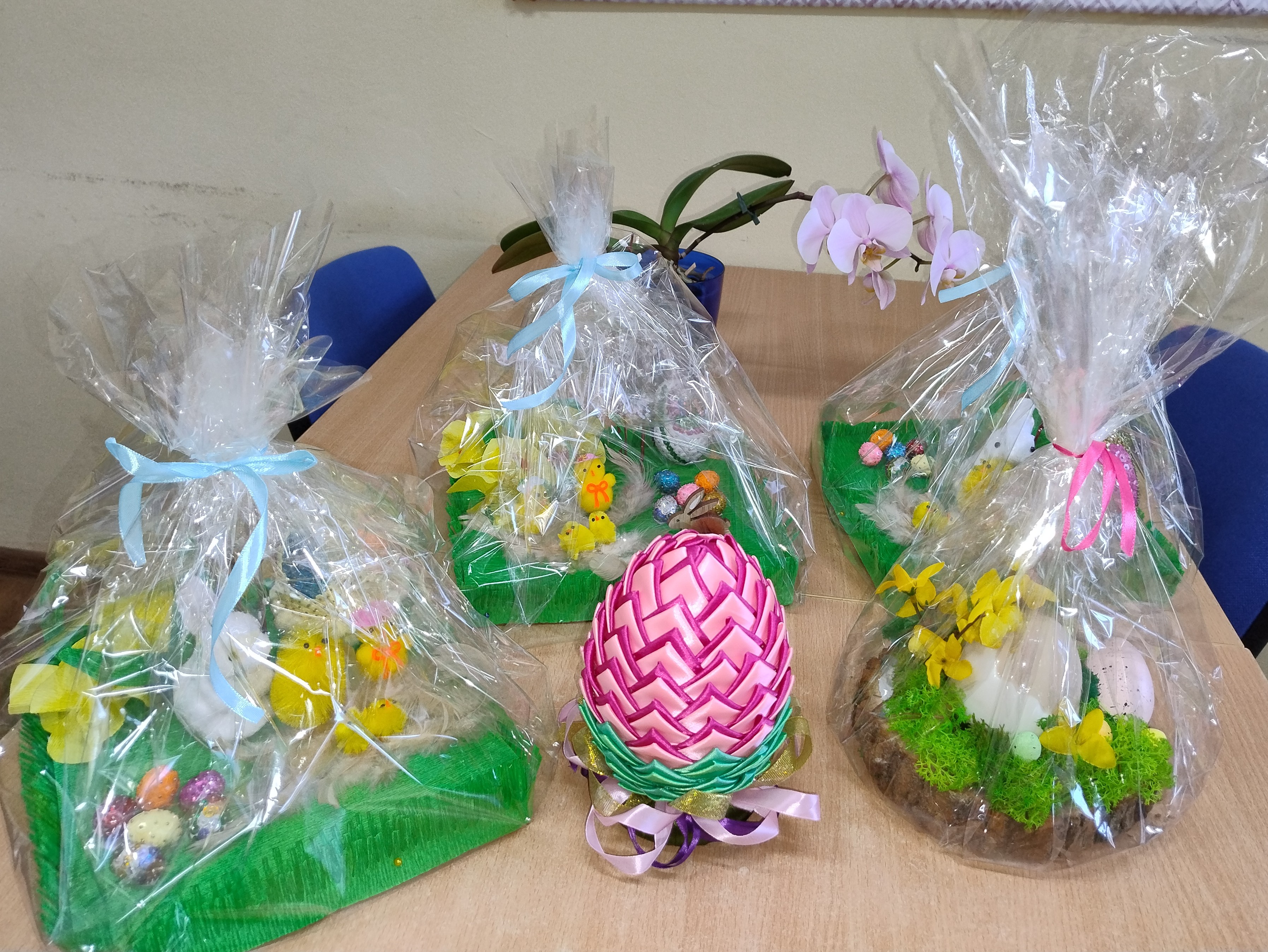 Wielkanocne ozdoby przygotowane na kiermasz przez harcerki i rodziców