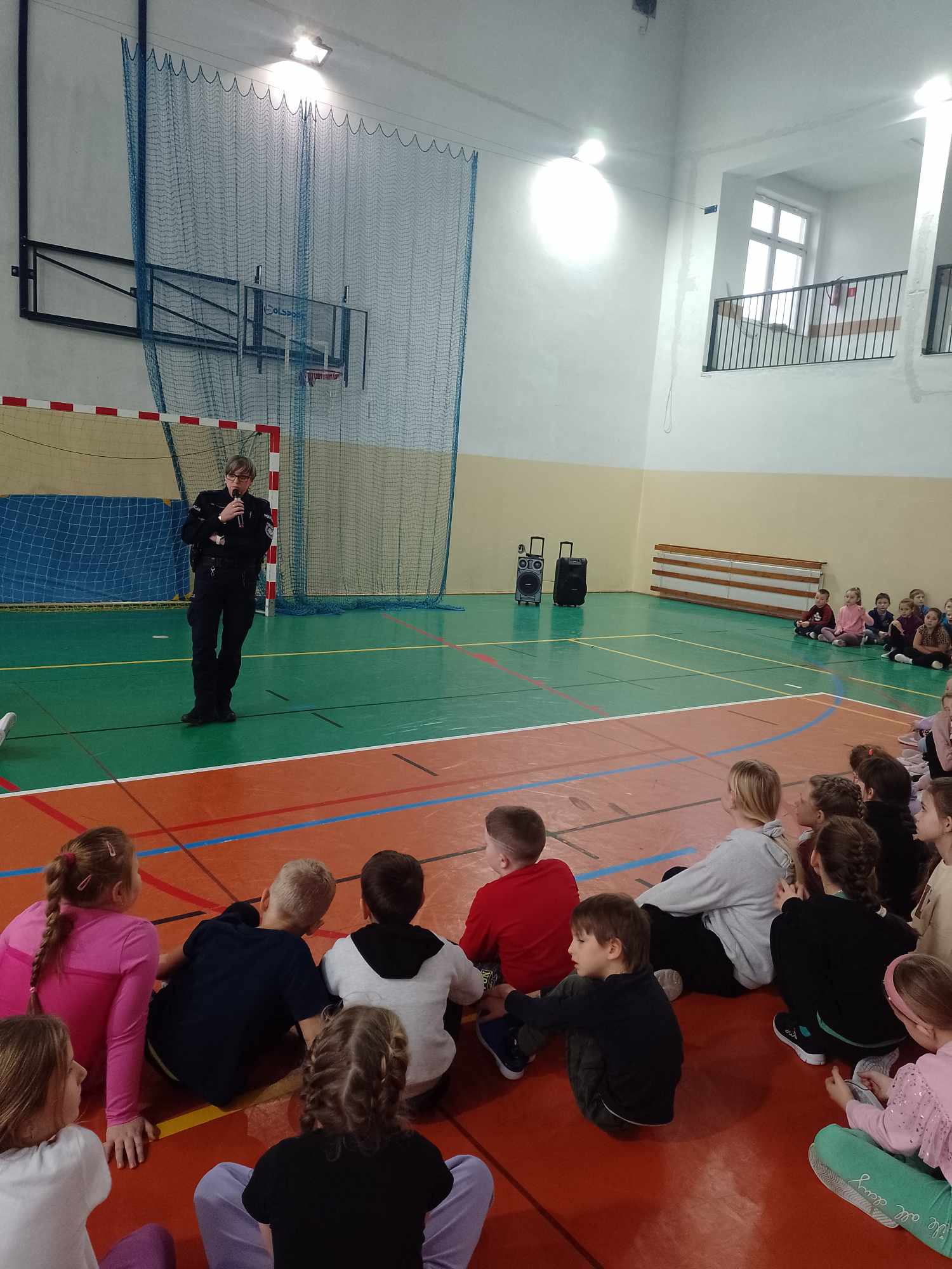 Dzielnicowa Komisariatu Policji w Annopolu z uczniami