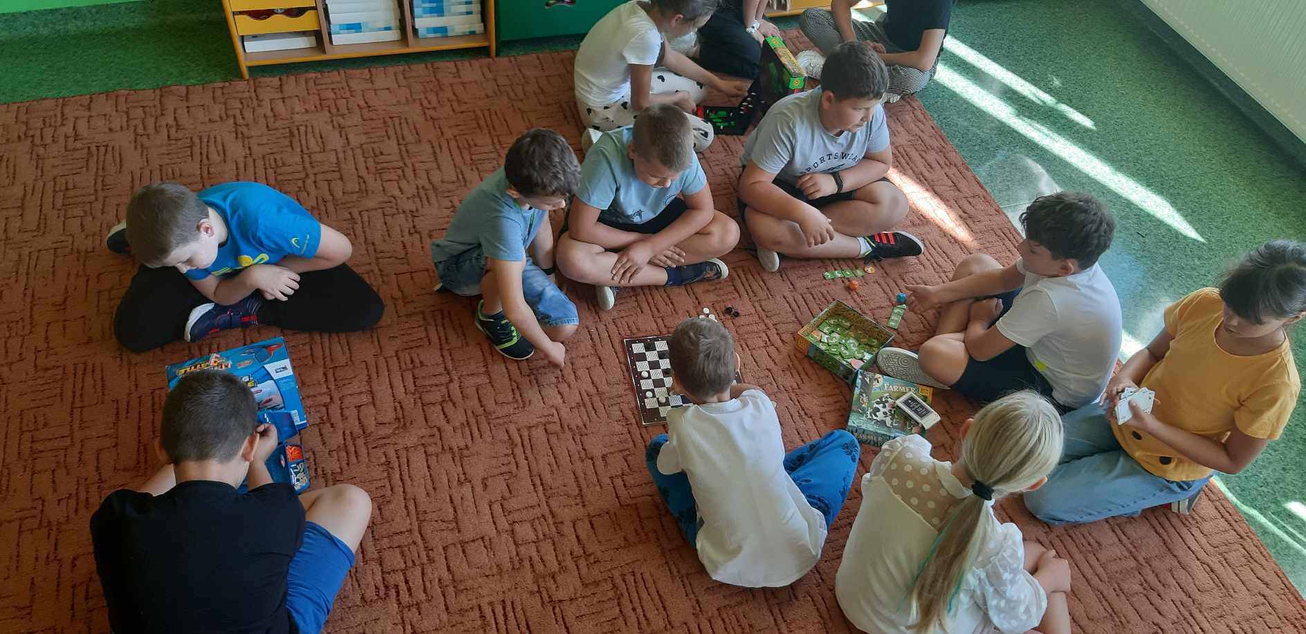 Uczniowie klasy 3 grają w gry logiczne