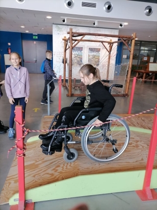 Centrum Nauki Leonardo da Vinci - ćwiczenia edukacyjne - wózek inwalidzki